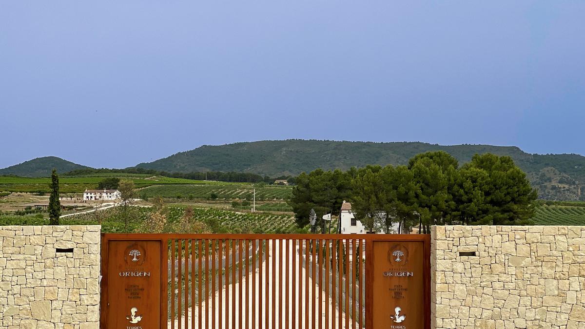 A través de la recuperación de antiguas masías, devuelve la vida al territorio.