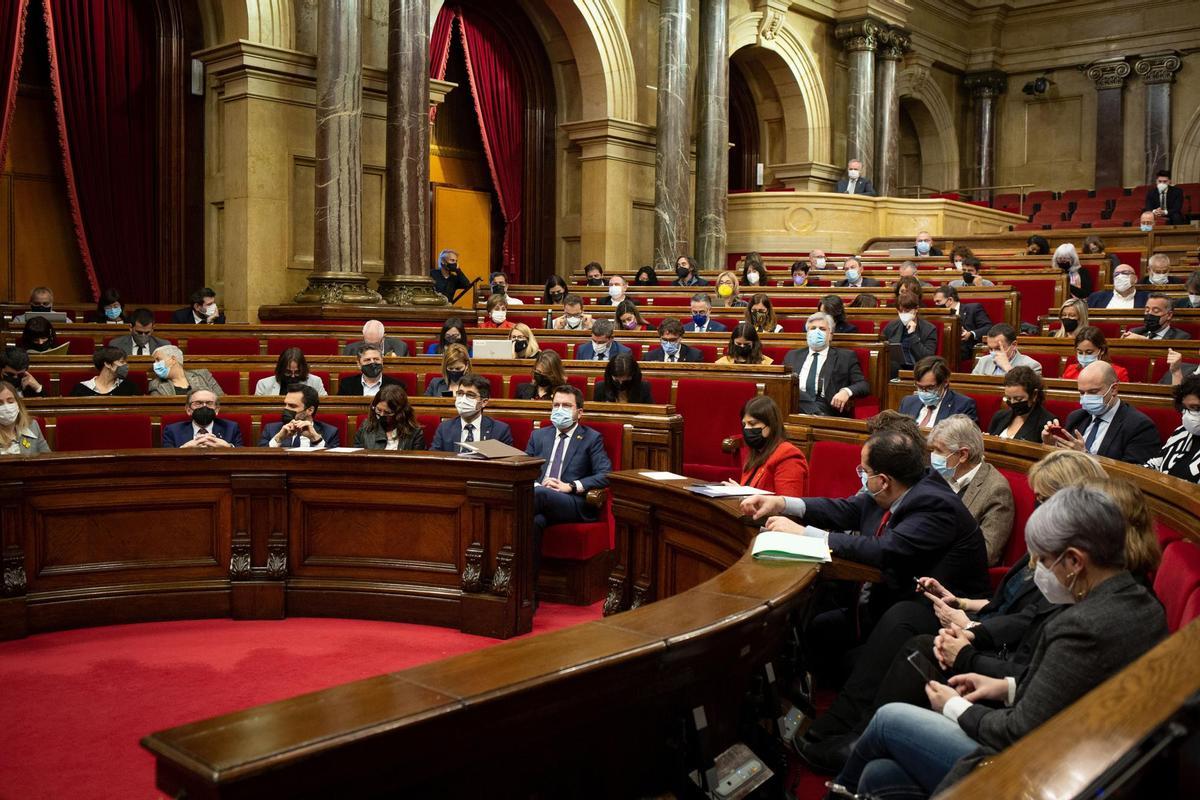 Imagen de archivo - Vista general de un pleno en el Parlament, a 9 de febrero de 2022, en Barcelona, Cataluña (España).