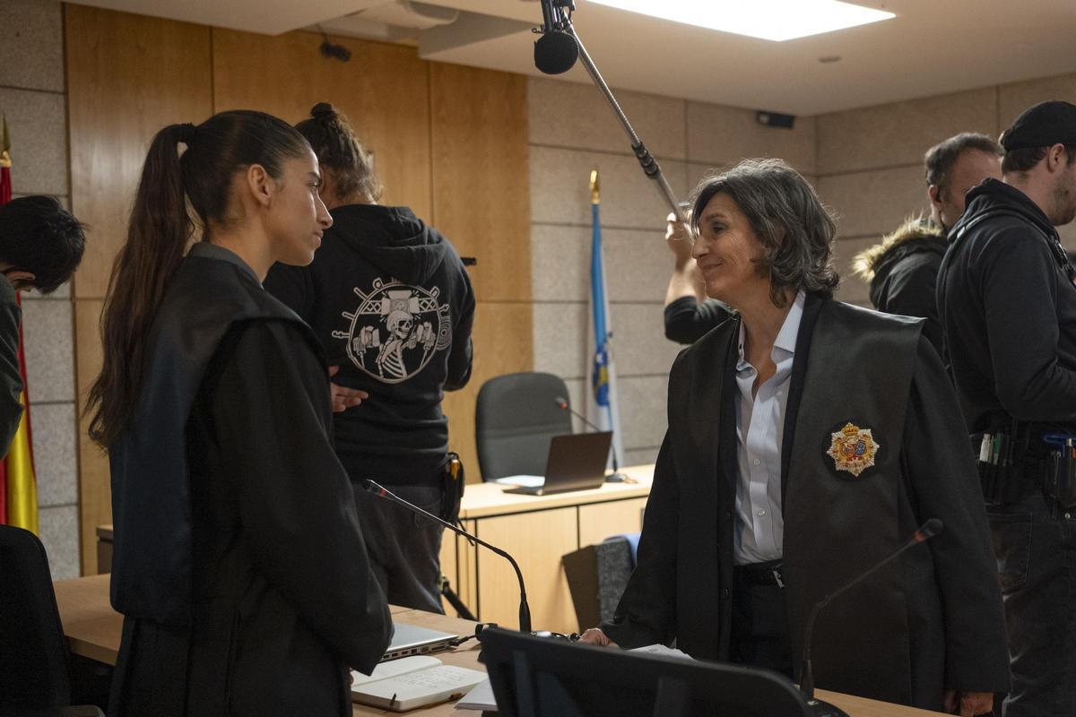 Carolina Yuste y Elvira Mínguez durante el rodaje de este lunes en A Coruña