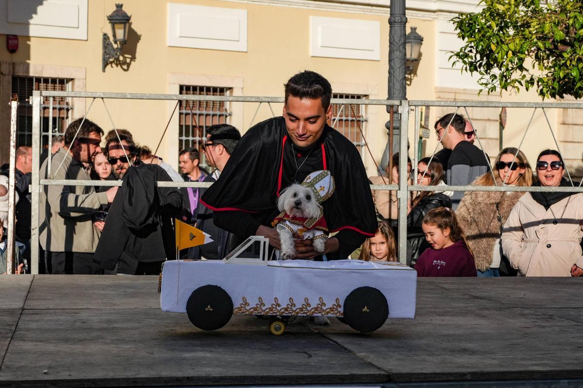 keka, la mascota ganadora del concurso, desfila con su dueño Abraham.