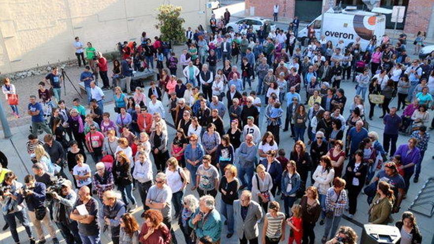 La plaça de l&#039;Ajuntament de Caldes, plena per al minut de silenci