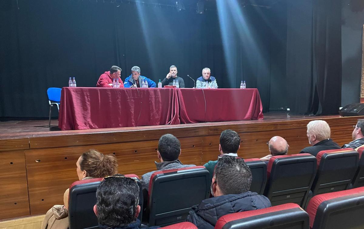 Un momento de la reunión celebrada ayer, en Boiro.