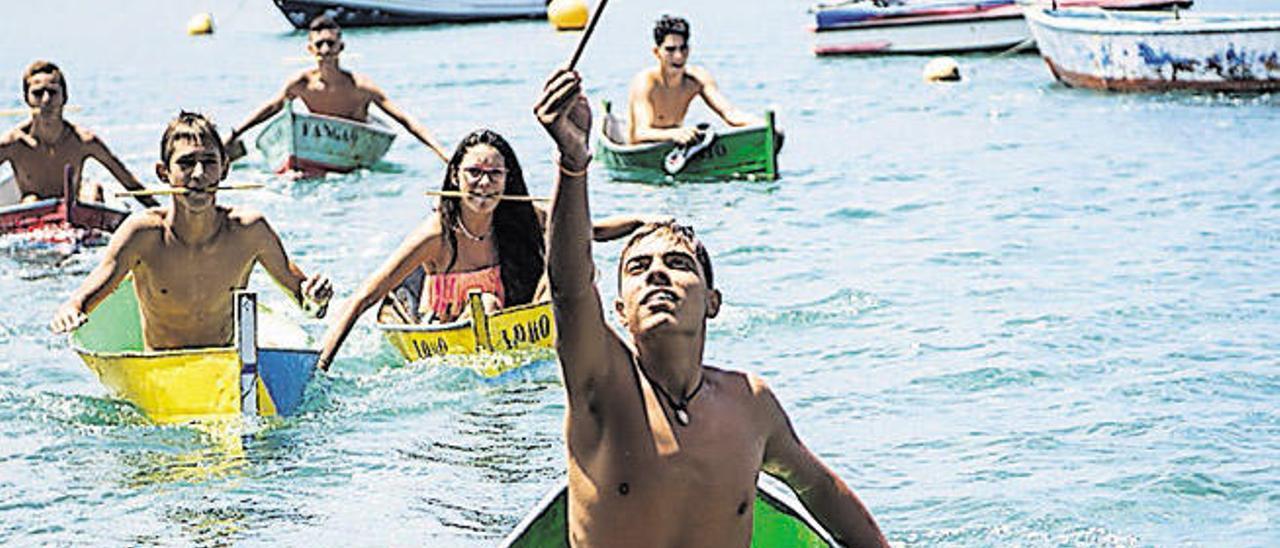 La regata de jolateros y el arte de los dibujantes urbanos animan el Charco