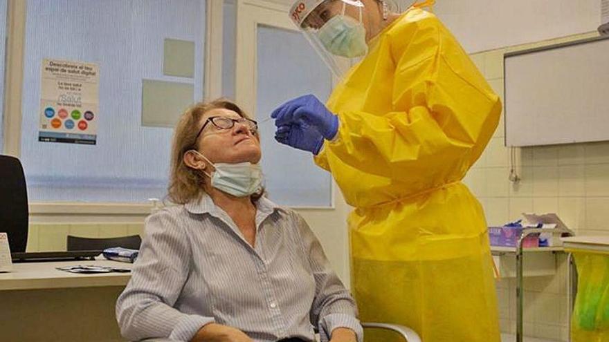 Una sanitària fa un test d&#039;antígens a una usuària.