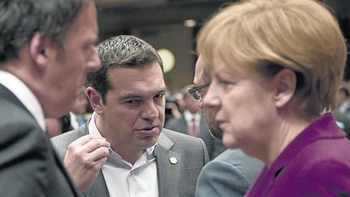 Tsipras (en el centro) con Merkel, Schulz y Renzi, antes del inicio de la sesión de ayer de la cumbre.