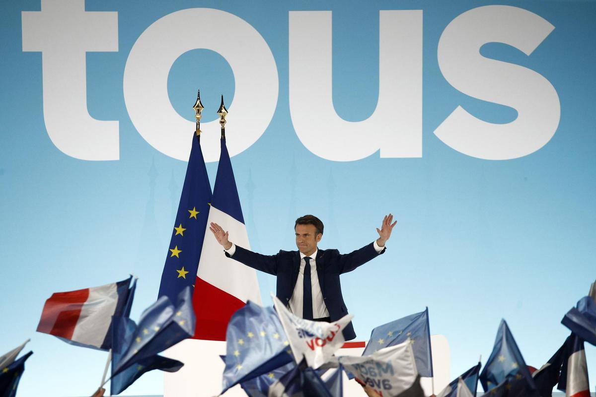 Paris (France), 10/04/2022.- French President and candidate for re-election Emmanuel Macron reacts after results in the first round of the French presidential elections in Paris, France, 10 April 2022. According to initial exit polls by IPSOS French President Emmanueal Macron received 28,1 percent of votes and will face French far-right Rassemblement National (RN) party candidate Le Pen in the second round on 24 April 2022. (Elecciones, Francia) EFE/EPA/YOAN VALAT