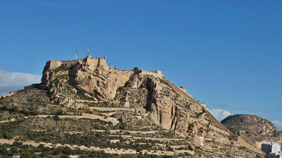 El castillo de Santa Bárbara visto desde el Casco Antiguo de Alicante.  | JOSE NAVARRO
