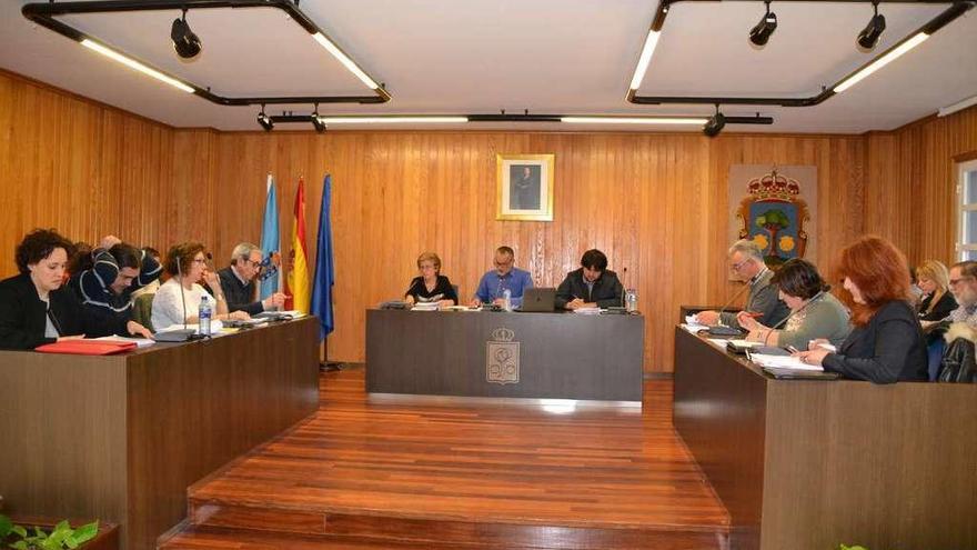 La Corporación municipal de Cambre, ayer, durante el pleno.