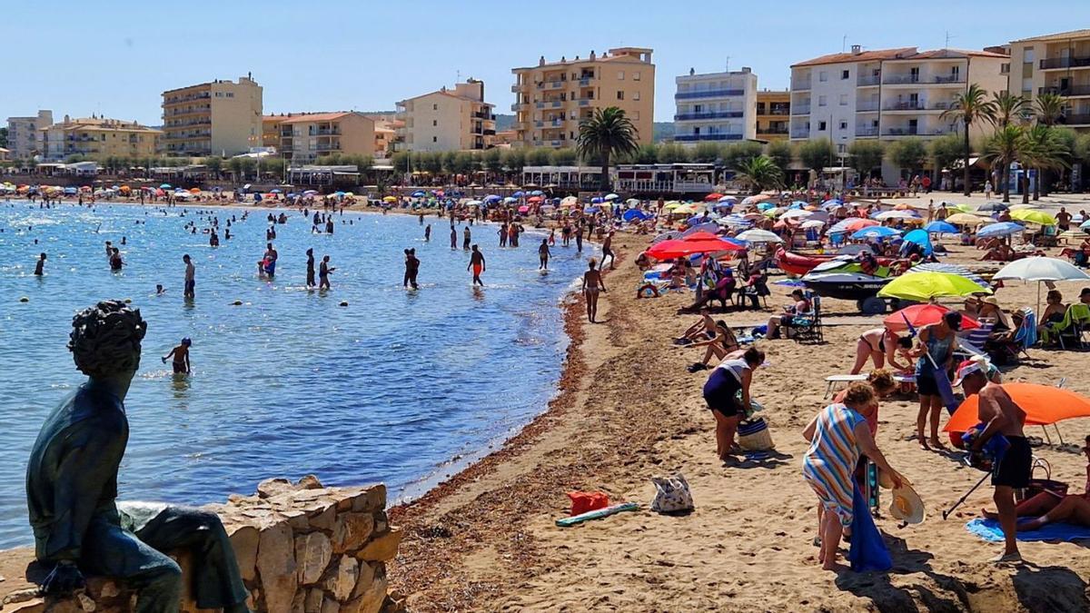 La platja de Riells, aquest estiu, amb l’escultura del Petit Príncep en primer terme