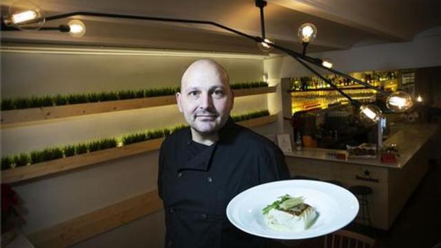 Santi Rebés, en el comedor del renovado restaurante Embat. Foto: Joan Cortadellas