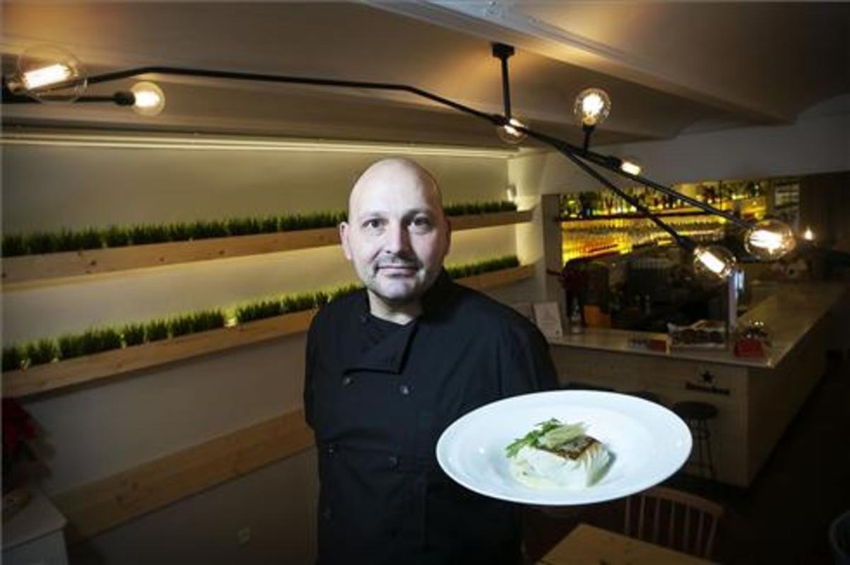 Santi Rebés, en el comedor del renovado restaurante Embat. Foto: Joan Cortadellas