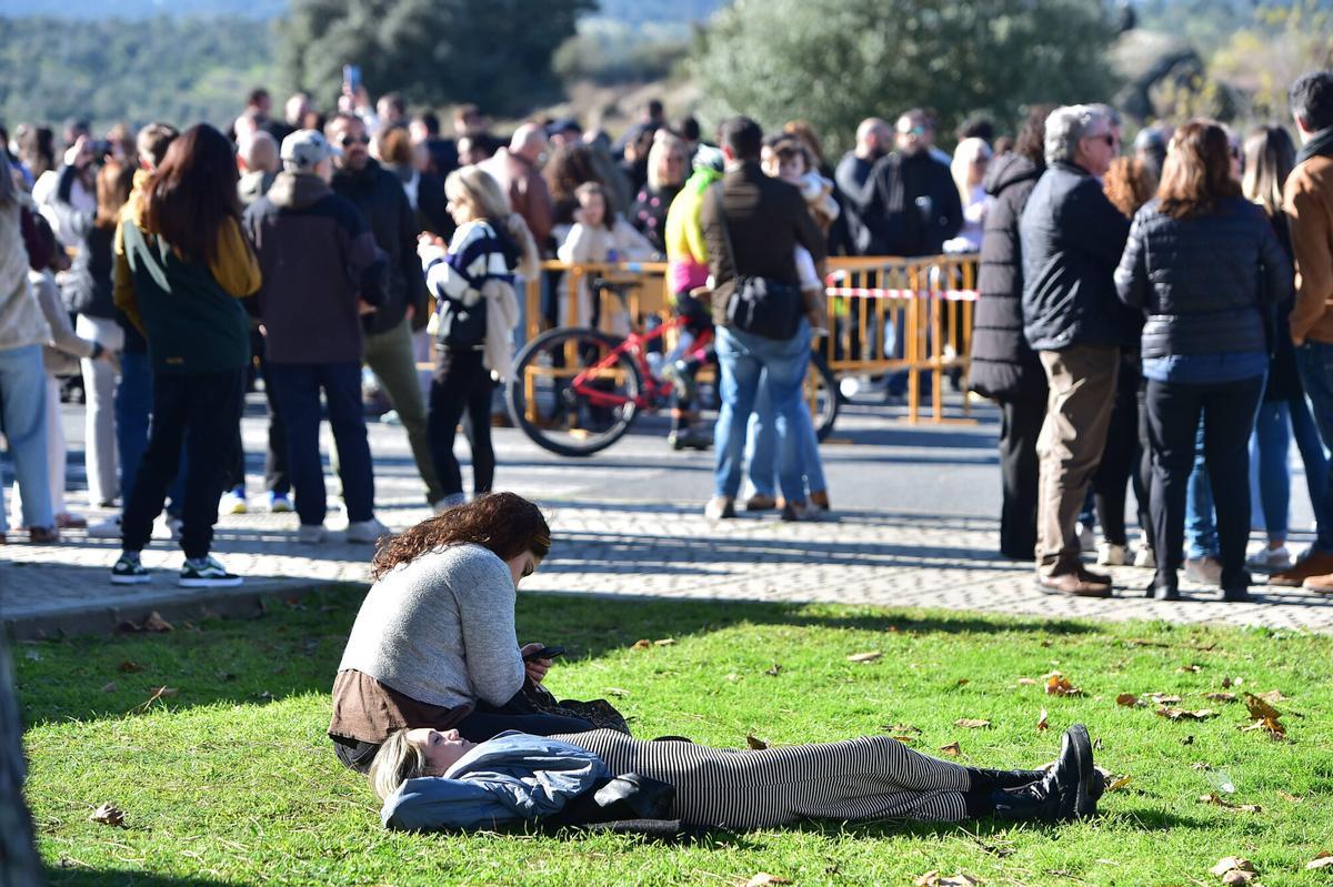 Asistentes al homenaje póstumo a Robe Iniesta, cantante y compositor de Extremoduro, en el Palacio de Congresos de Plasencia, su ciudad natal. Plasencia, 14 de diciembre de 2025. Fotografía de Toni Gudiel.