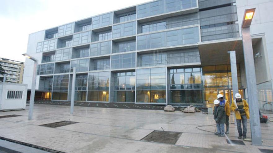 La nova plaça amb l&#039;edifici de l&#039;Audiència de Girona, al fons