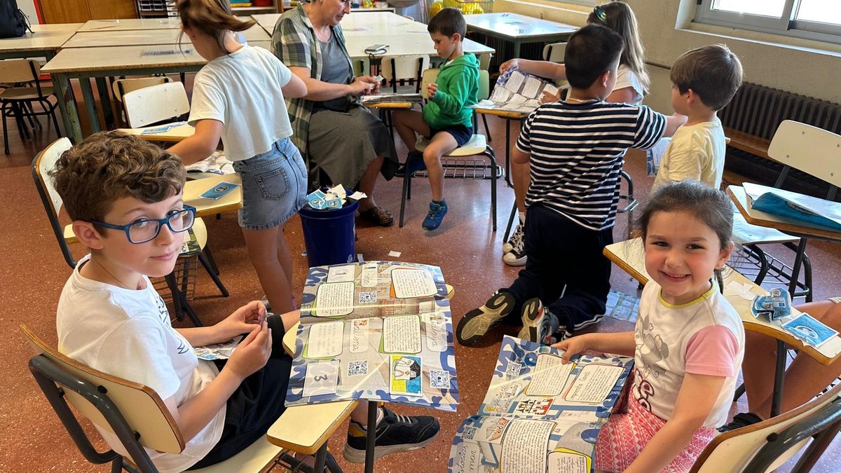 Puerto de Vega cuenta su historia en un álbum y los artífices son los alumnos del colegio Pedro Penzol