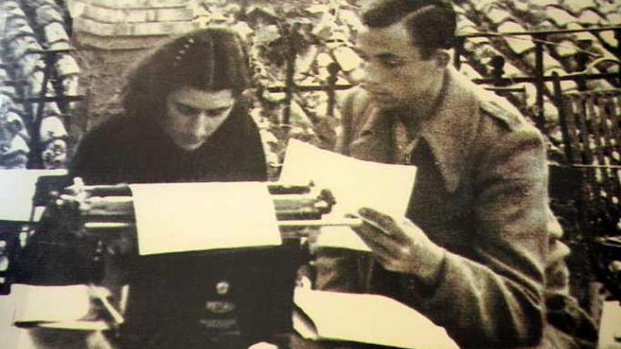 Miguel Hernández, junto a Josefina Manresa.
