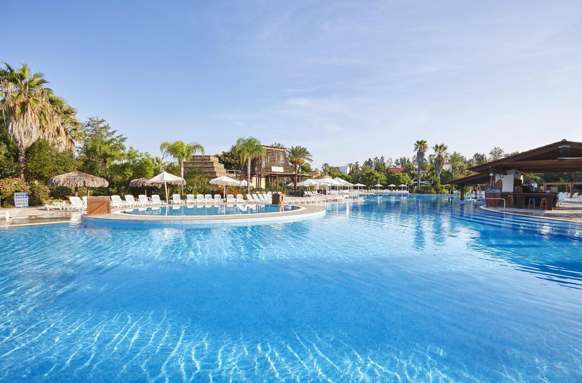 Piscina y bar La Bahía.