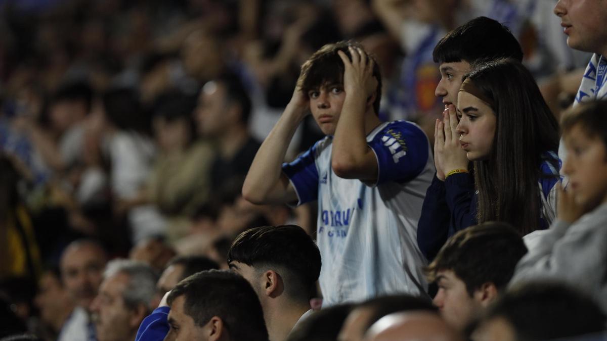 Un aficionado zaragocista se lleva las manos a la cabeza durante un partido en La Romareda.
