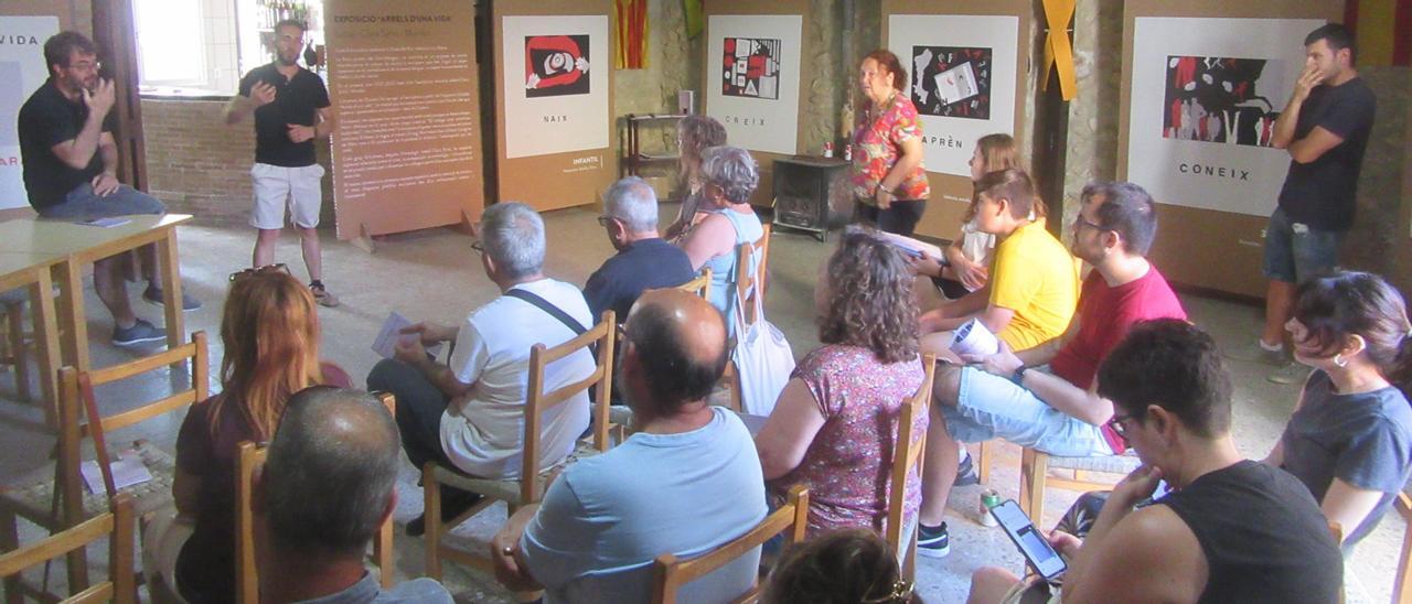 Presentació d’“Arrels d’una vida” a càrrec dels professors de La Masia.