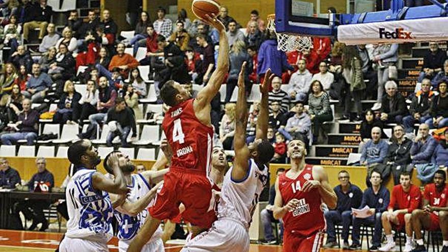 Imatge del partit de la primera volta entre Bàsquet Girona i Vic, disputat a Fontajau.