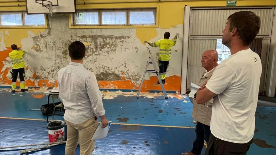 Los ediles supervisan los trabajos. |