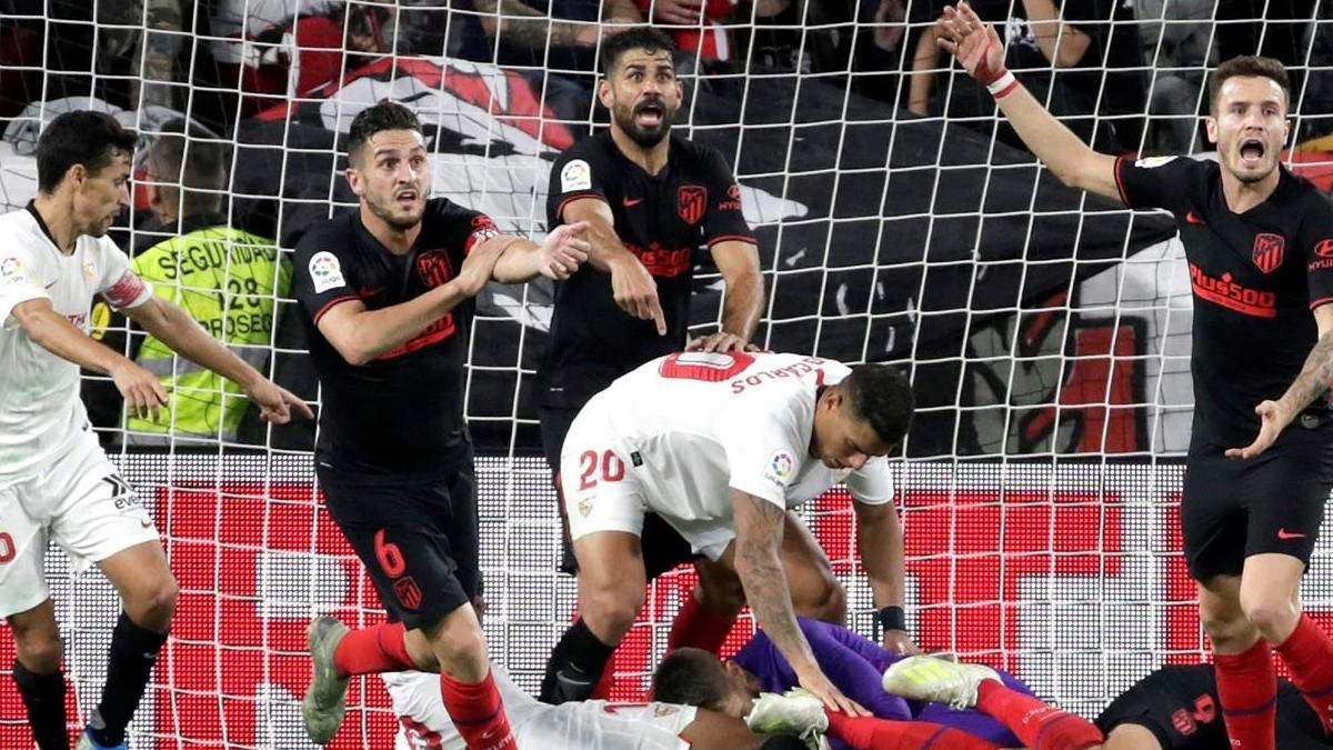 El Atlético reclama un penalti por unas manos del Sevilla