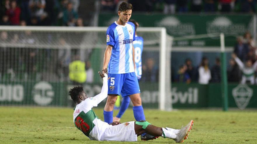 Pau Torres ayuda a Sory Kaba en el partido de Elche.