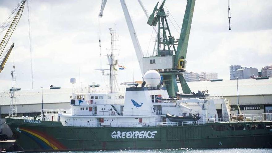 El buque &#039;Esperanza&#039;, de Greenpeace, atracado en un muelle de la ciudad.