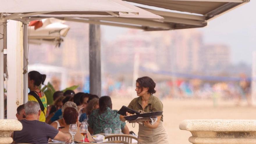 bres ganan como gerentes y en la obra y las mujeres, como científicas