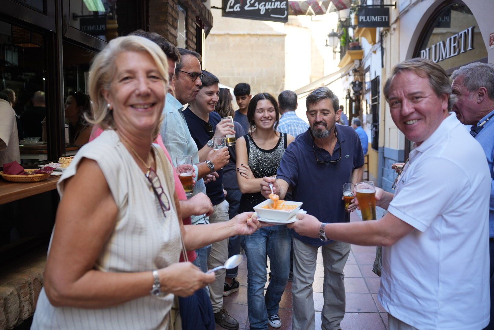 El ambiente en la hostelería cordobesa en el mediodía del Magno Vía Crucis