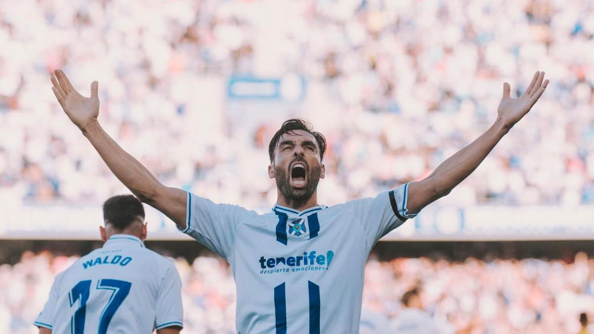 Enric Gallego celebra un gol en un derbi disputado en el Heliodoro. | | CD TENERIFE
