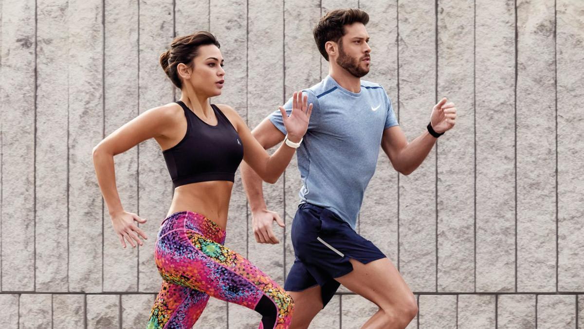 Una pareja de ’runners’ en pleno entrenamiento.