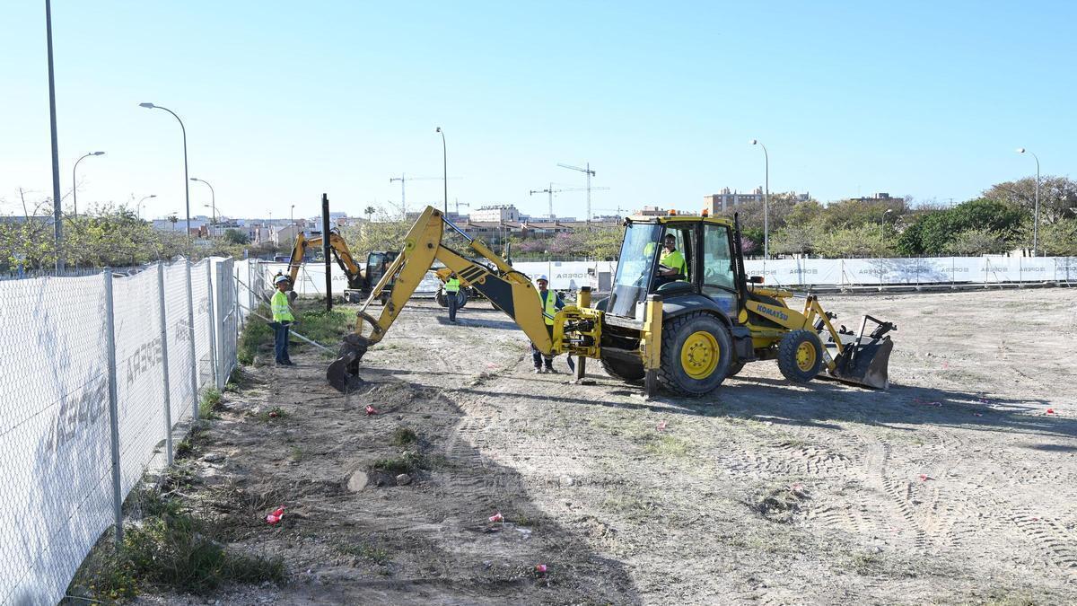 Obras para la construcción de vivienda en una parcela de la ciudad de Alicante, dentro del Plan Vive que impulsa la Generalitat