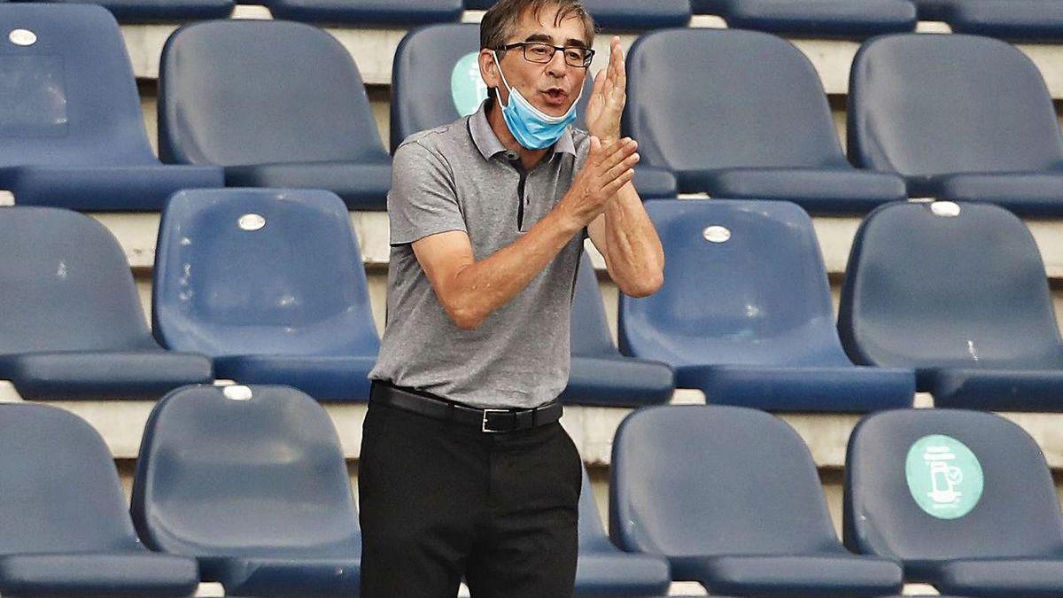 Fernando Vázquez da órdenes a sus futbolistas desde la grada de La Rosaleda.