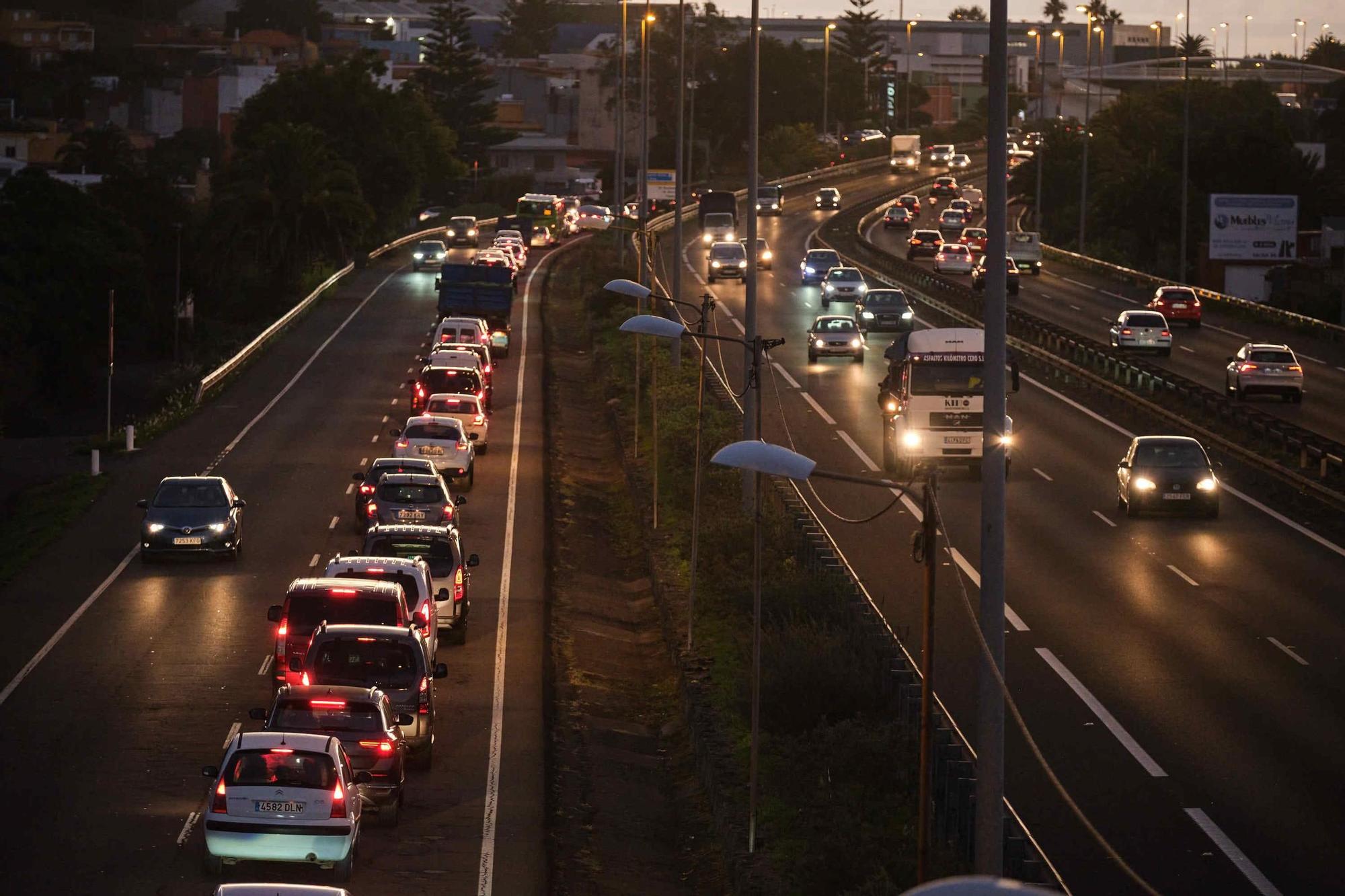 Colas en Tenerife el primer día de cortes en la autopista