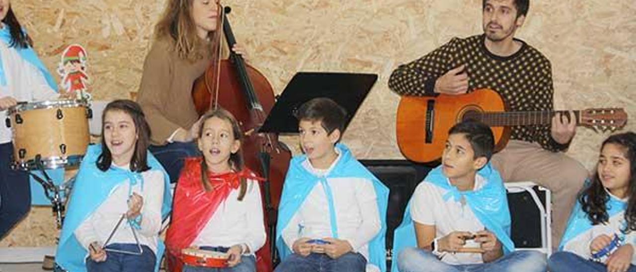 El guitarrista Carlos Gil y la chelista Cristina Novoa.