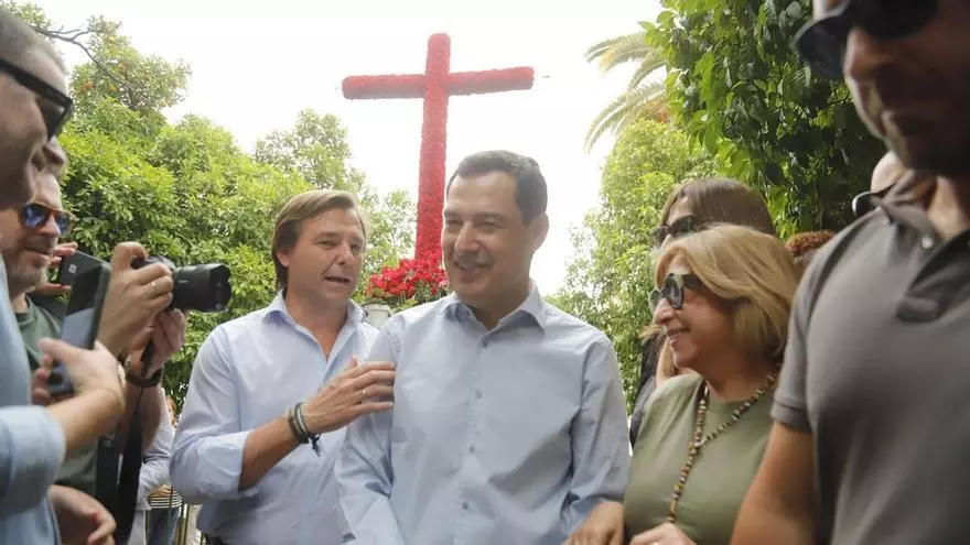 Juanma Moreno hace campaña en las Cruces de Mayo de Córdoba