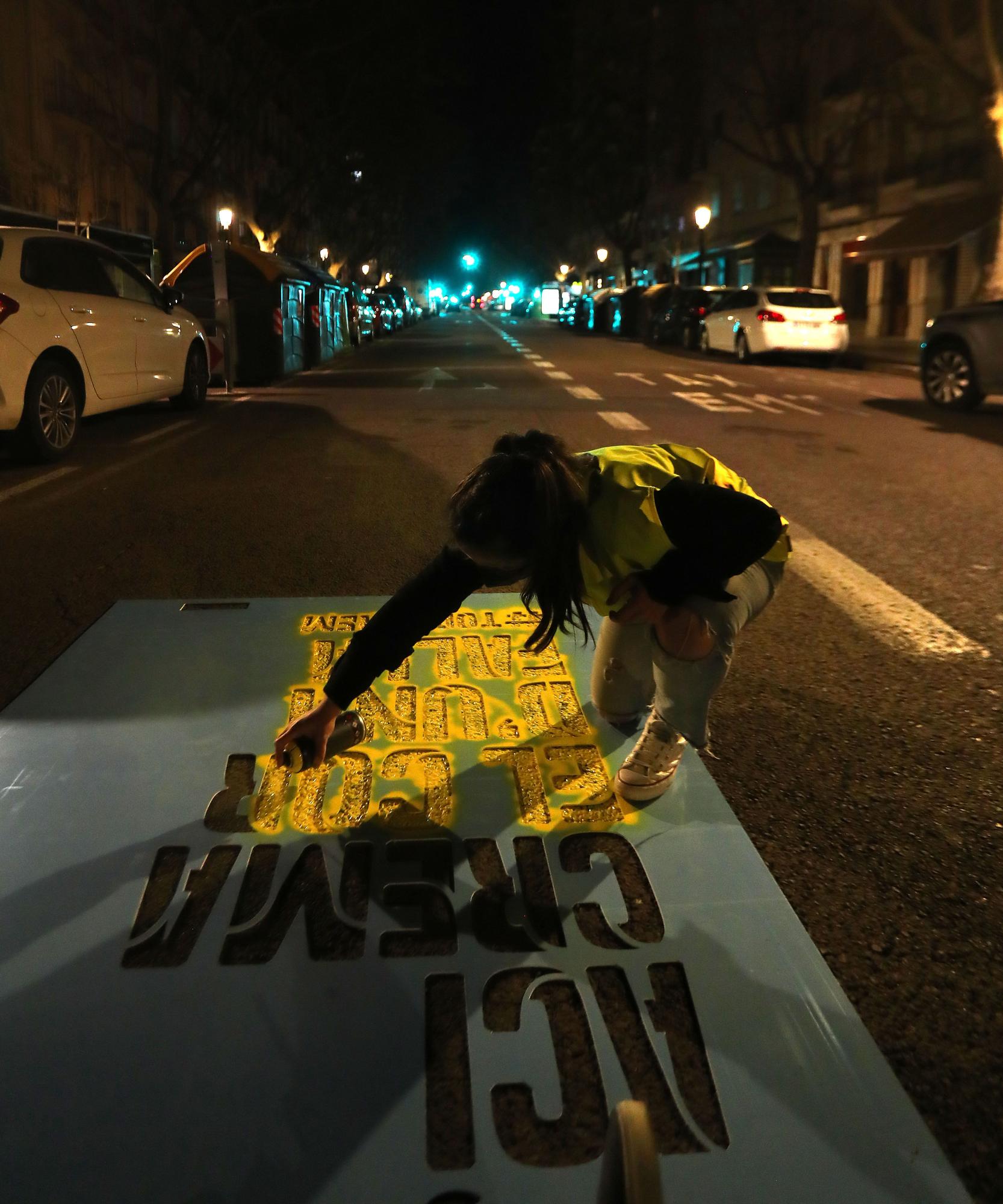 Así ha sido la pintada de Fallas en las calles de València