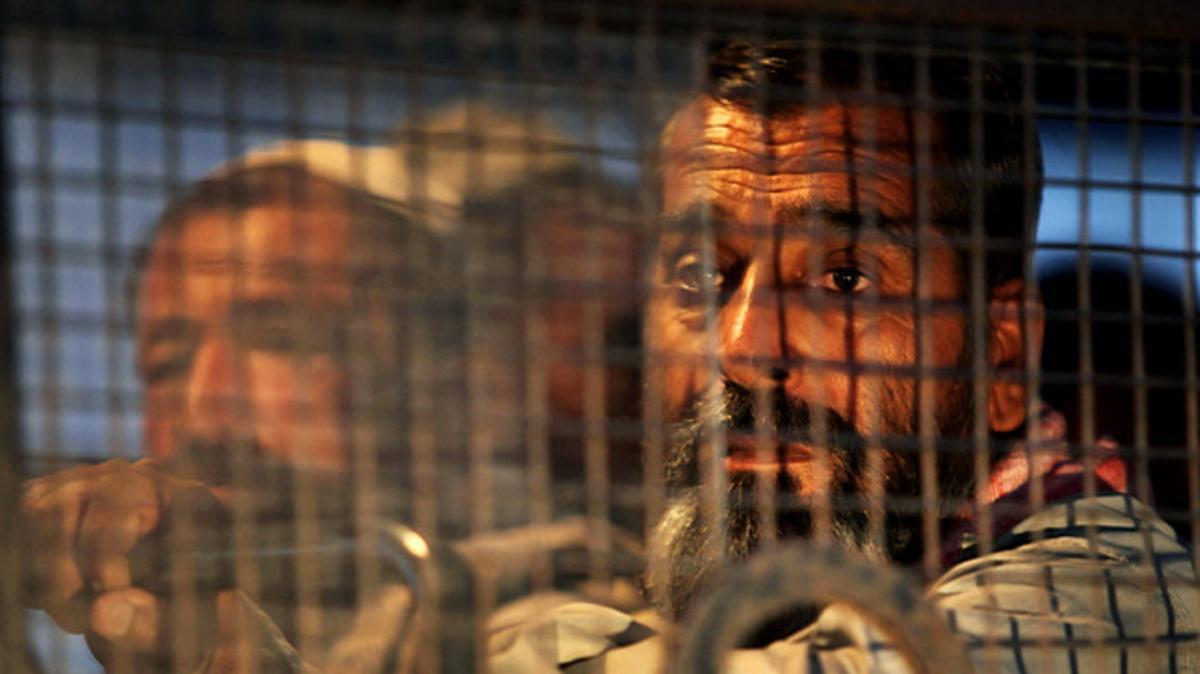 Un pescador pakistanès mira per la finestra de l’autobús que el porta de tornada al seu país, després de ser detingut amb 18 companys més per pescar il·legalment en aigües territorials índies.