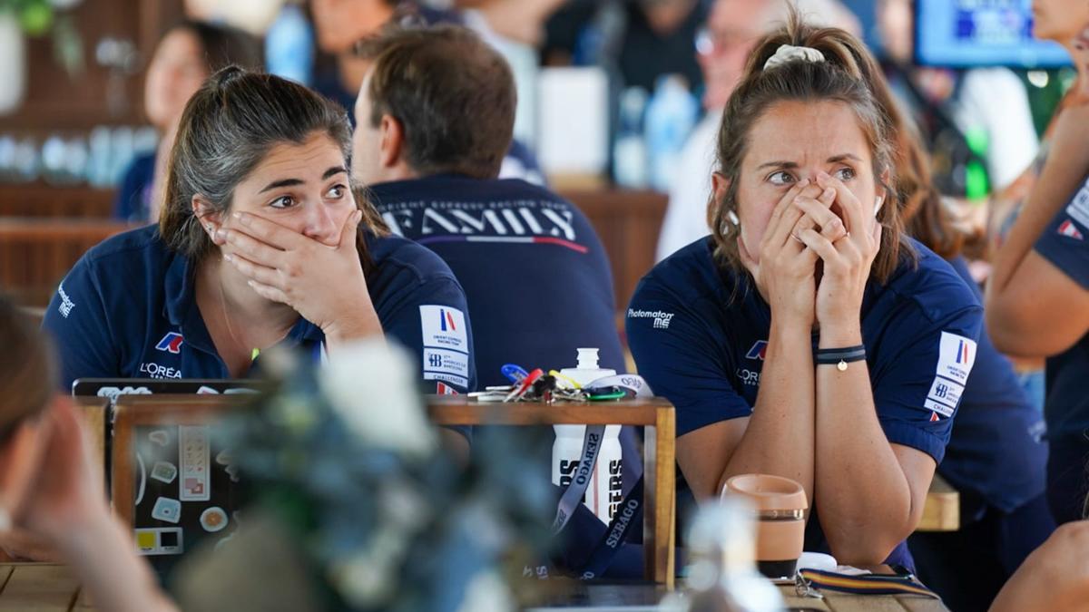 Las regatistas francesas siguen la regata en la base del Orient Express Racing Team.