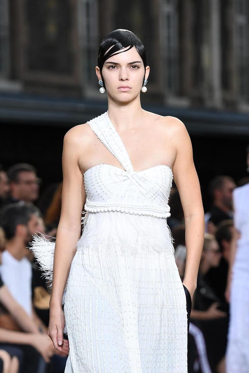 Kendall Jenner de Givenchy Alta Costura en la Semana de la moda masculina de París