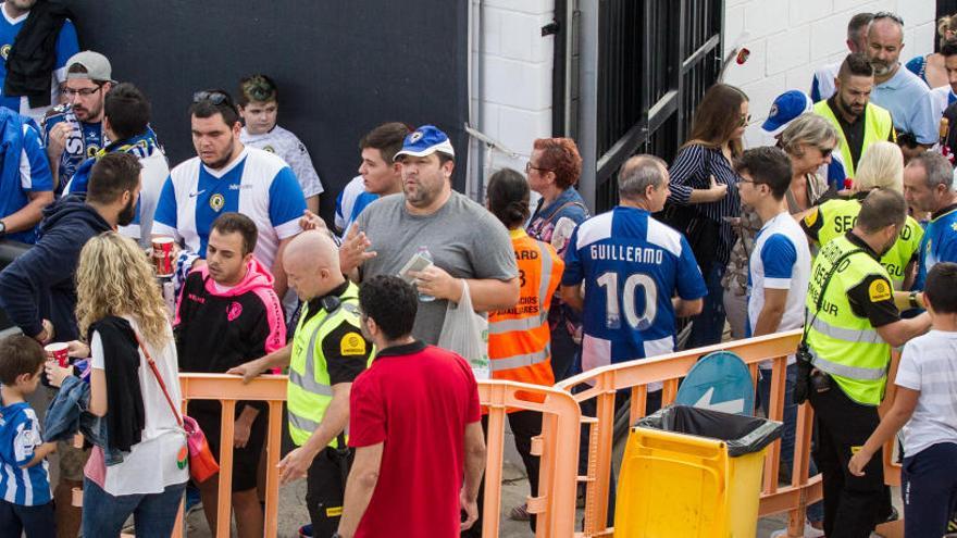 Aficionados a las puertas de la Ciudad Deportiva de Paterna