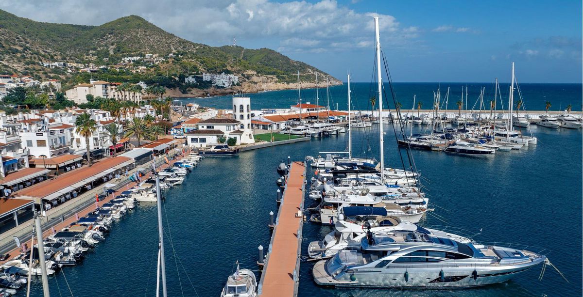 Vista del Bulevar del Mar a lesquerra i el Port de Sitges - Aiguadolç