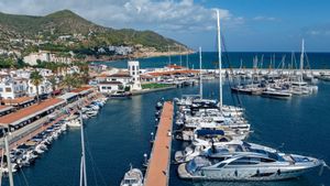 Vista del Bulevar del Mar a lesquerra i el Port de Sitges - Aiguadolç