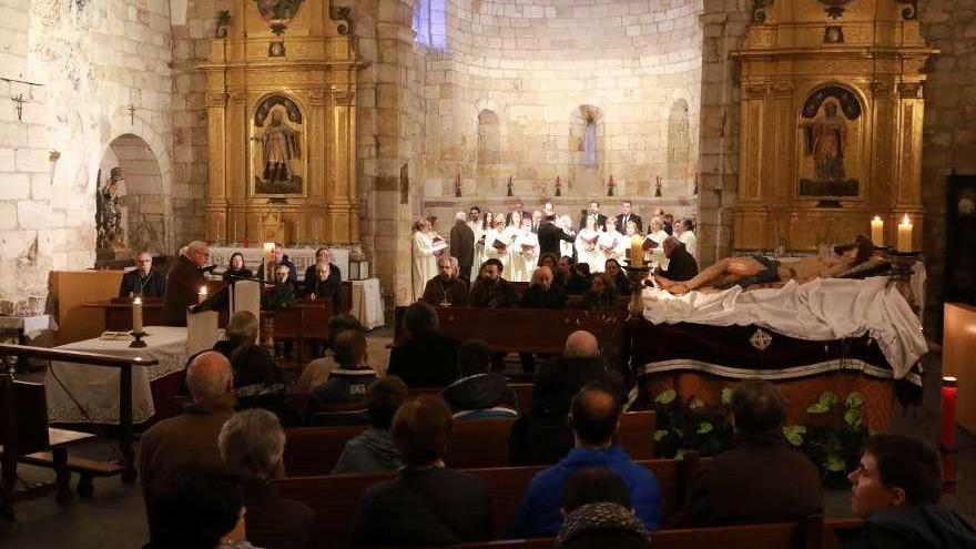 Santa María La Nueva, durante el Vía Lucis de la Hermandad de Jesús Yacente.