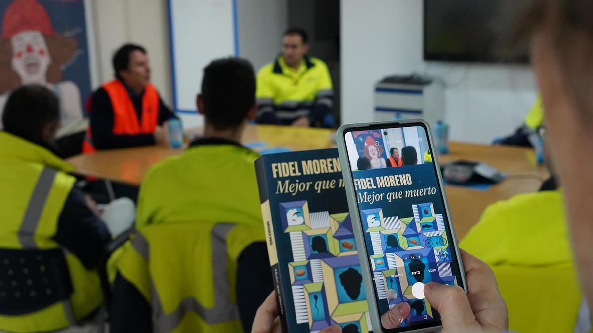 Club de lectura con el escritor Fidel Moreno en las instalaciones  de Placo Saint Gobain