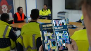 Club de lectura con el escritor Fidel Moreno en las instalaciones  de Placo Saint Gobain