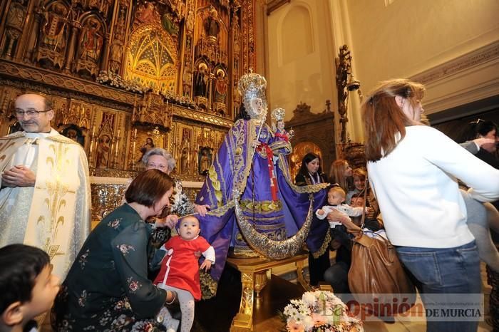 Los niños pasan por el manto de la Fuensanta