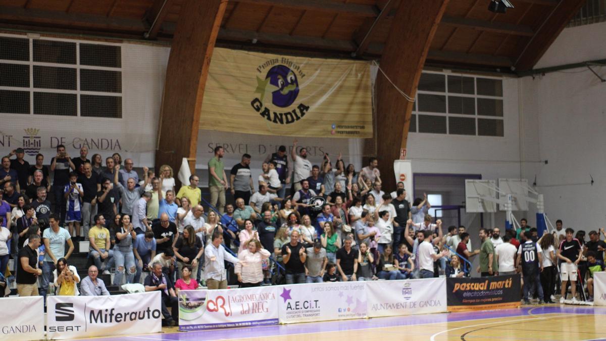 Imagen de la afición en un partido de la Liga EBA en el pabellón municipal de Gandia