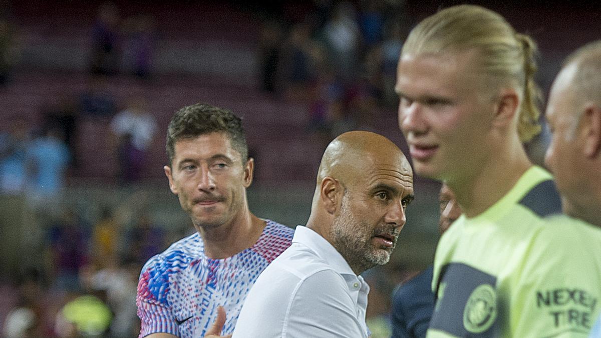 Guardiola entre Lewandowski y Haaland al finalizar el partido en favor de la lucha contra la ELA entre el FC Barcelona y el Manchester City.
