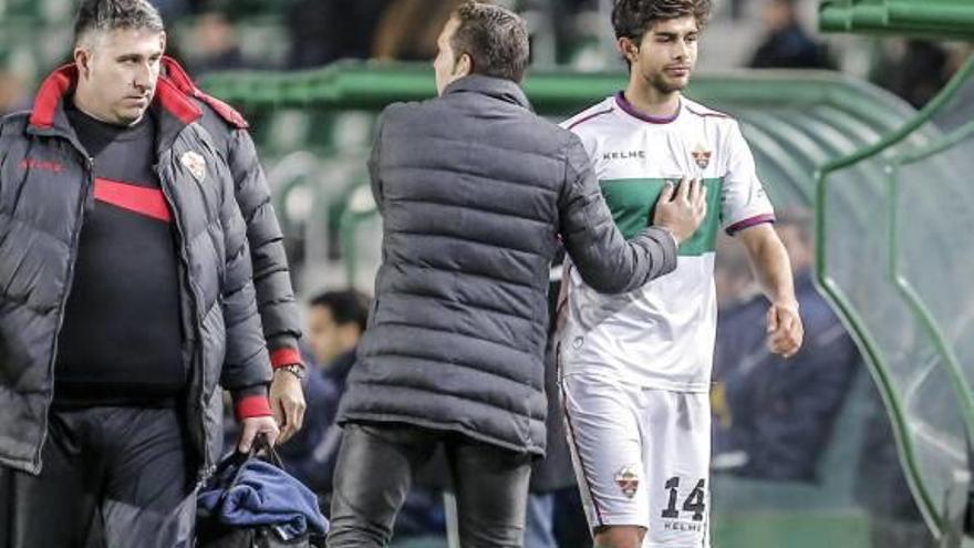 Baraja anima a José Ángel tras retirarse lesionado.